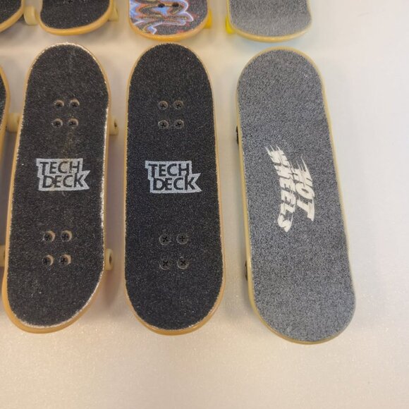 12 Fingerboards 10 Tech Deck and 2 Hot Wheels & Cards - Picture 7 of 10